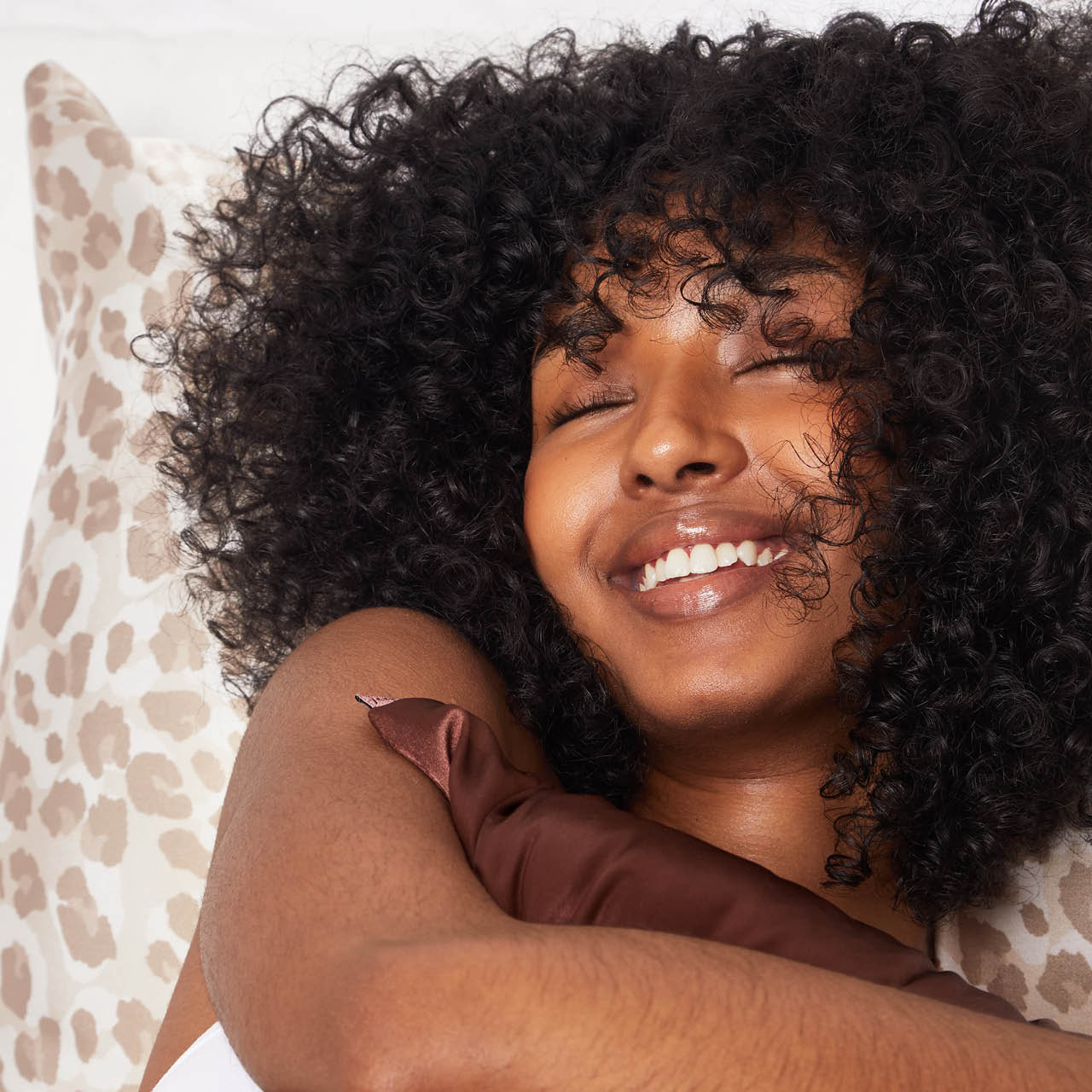0848-StandardSatinPillowcase-Model-Sleep-Leopard-6-1280x1280px-1.jpg