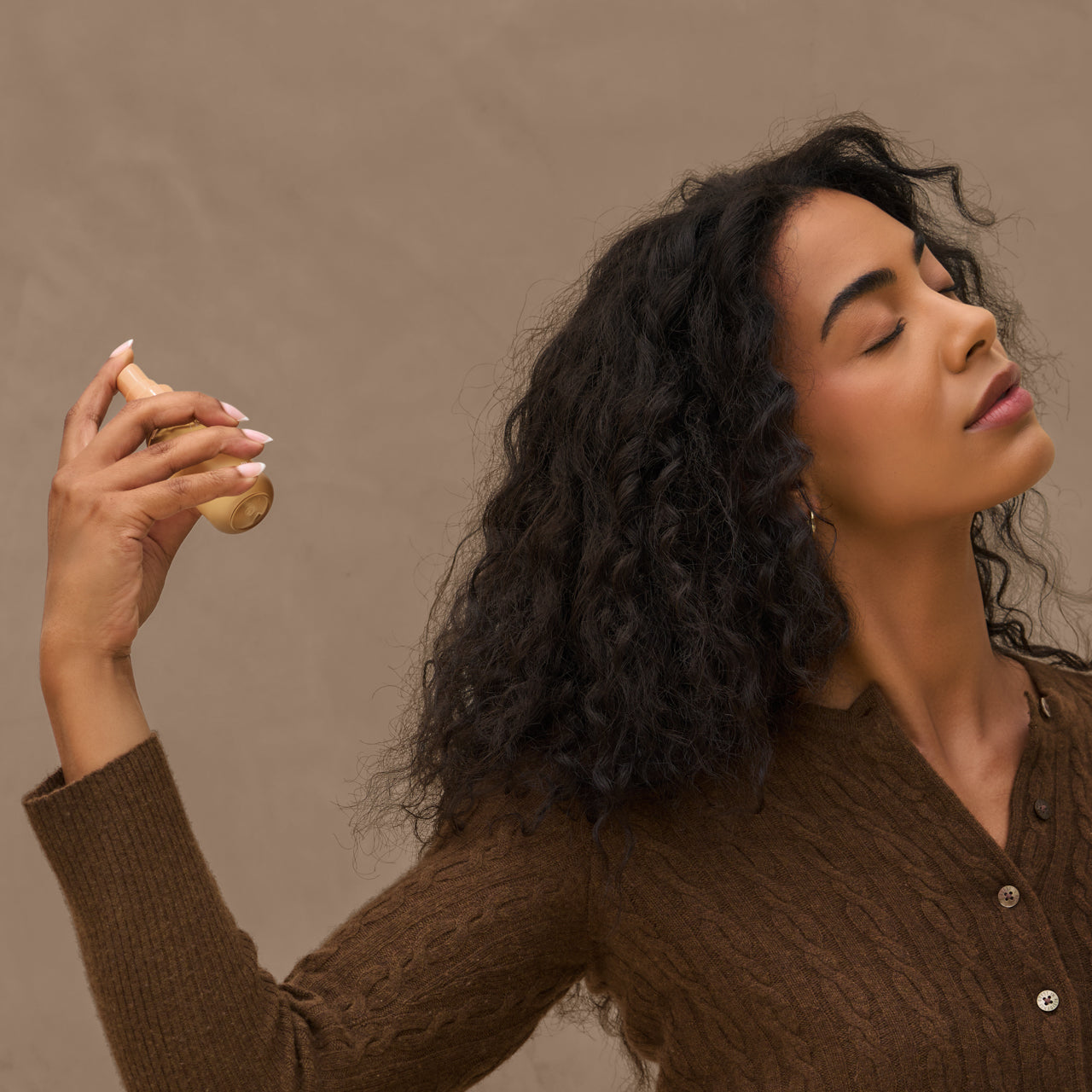 500782-HairPerfume-RusticVanilla-Fragrance-Model-3-1280x1280px-2-1.jpg