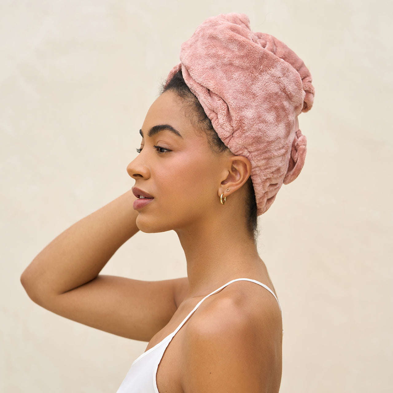 501680-PlushMicrofiberHairTowelTurban-Terracotta-Model-1280x1280px-1.jpg
