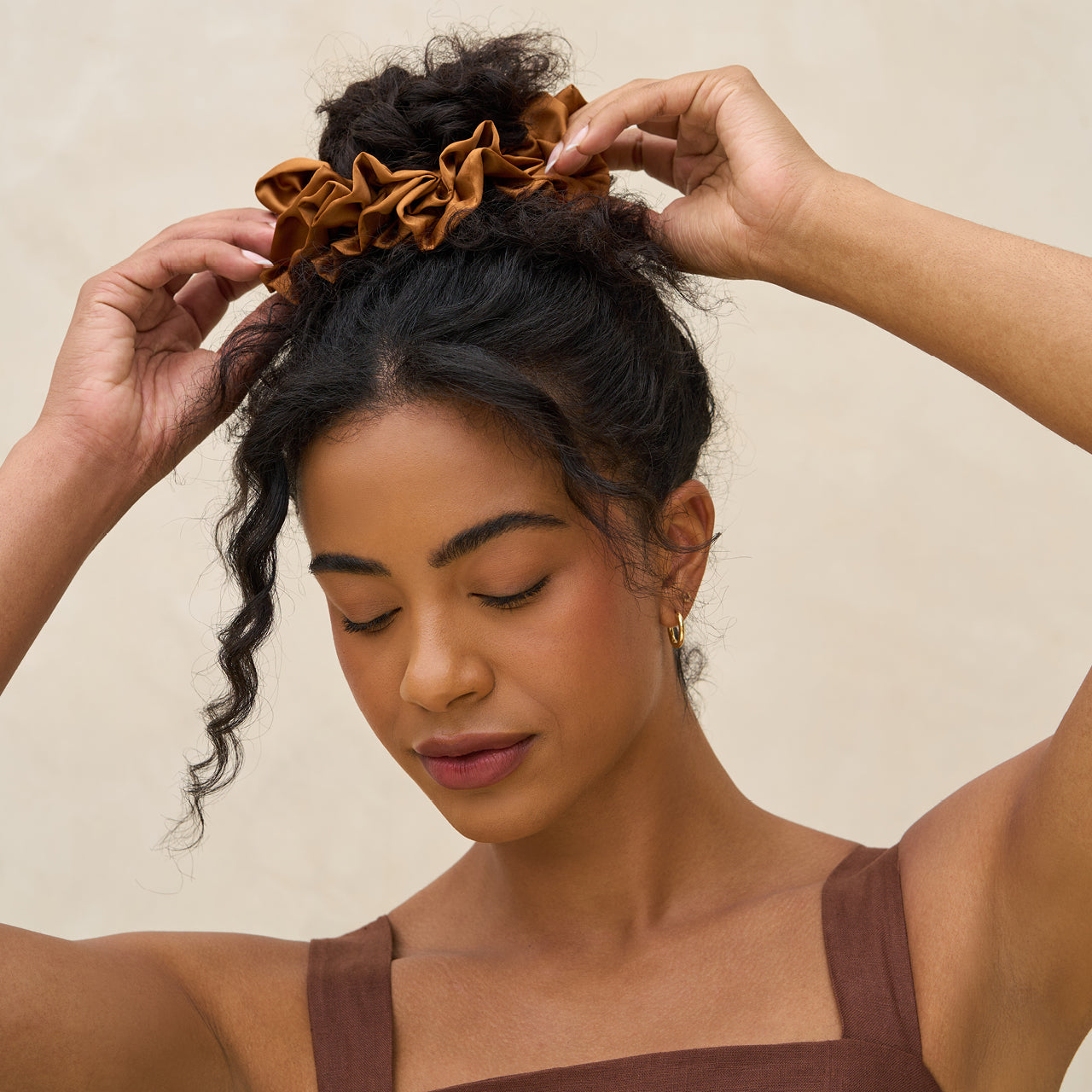 503837-RecycledFabricRuffleScrunchie-Camel-Hair-Model-1280x1280px_26226ea8-e175-4dcd-9dc0-2a640db093ae-1.jpg