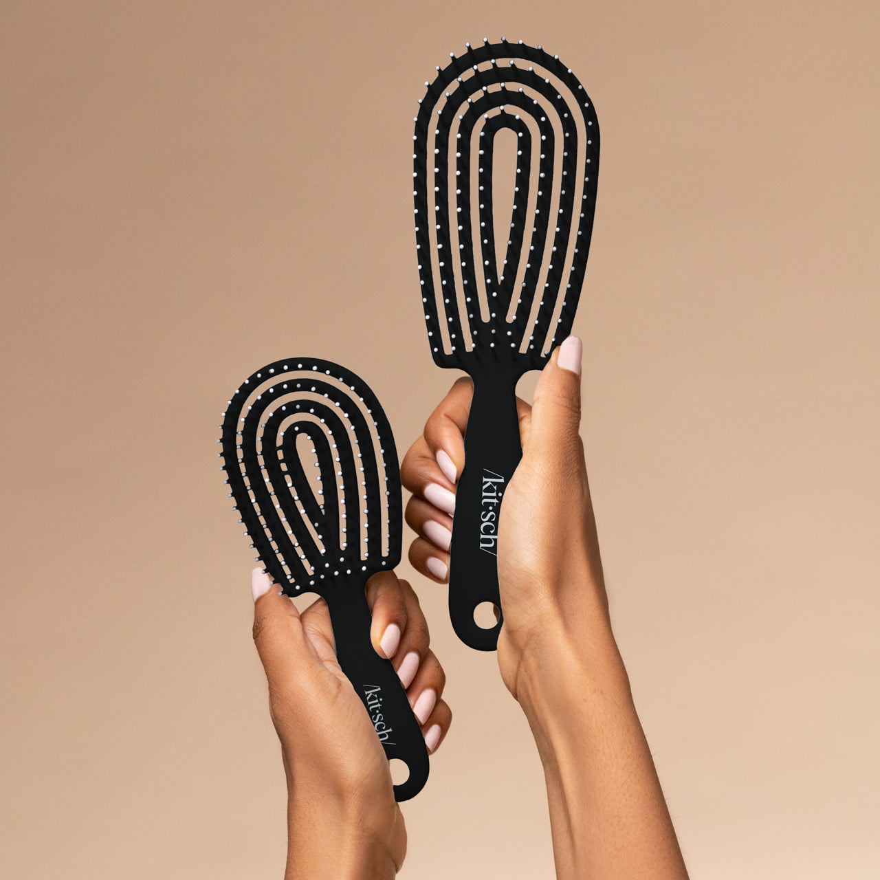504797-MiniDetanglingFlexiBrush-Pro-Black-Model-1280x1280px-1.jpg