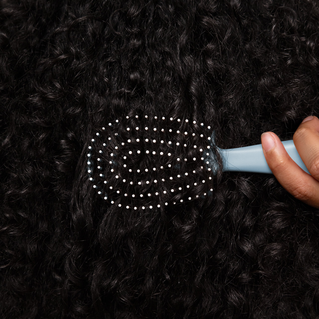 504827-MiniDetanglingFlexiBrush-Pro-HazeBlue-Model-3-1280x1280px-2.jpg