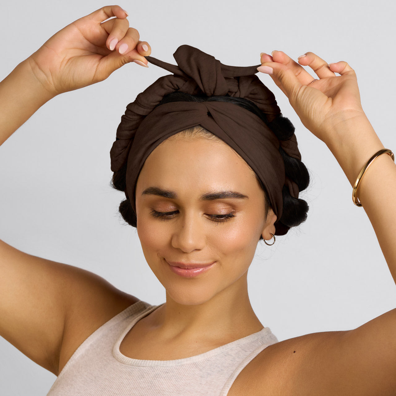 506487-Set_FlowActiveHeadband-ChocolateBrown-Sleep-Model-1280x1280px-1.jpg
