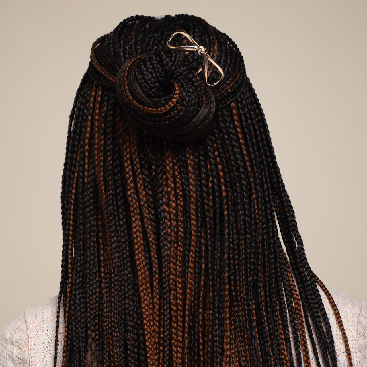 507545-MiniMetalBowFrenchHairPin-Trend-Gold-Model-3-1280x1280px-1.jpg