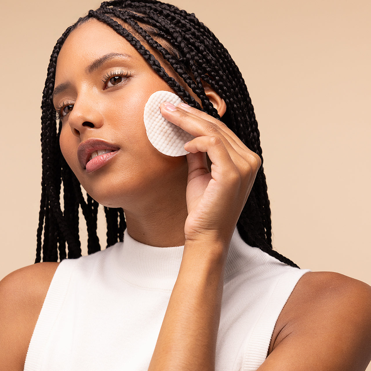 507682-KojicAcidFace_BodyCleansingPads-Model-3-1280x1280px_746ffb92-bc41-40e8-868e-835bf52fc8bc-1.jpg
