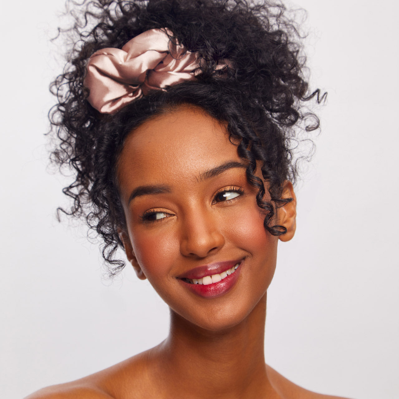 507743-PillowScrunchies-Satin-4pc-Set-Sleep-Blush-Model-1280x1280px-1.jpg
