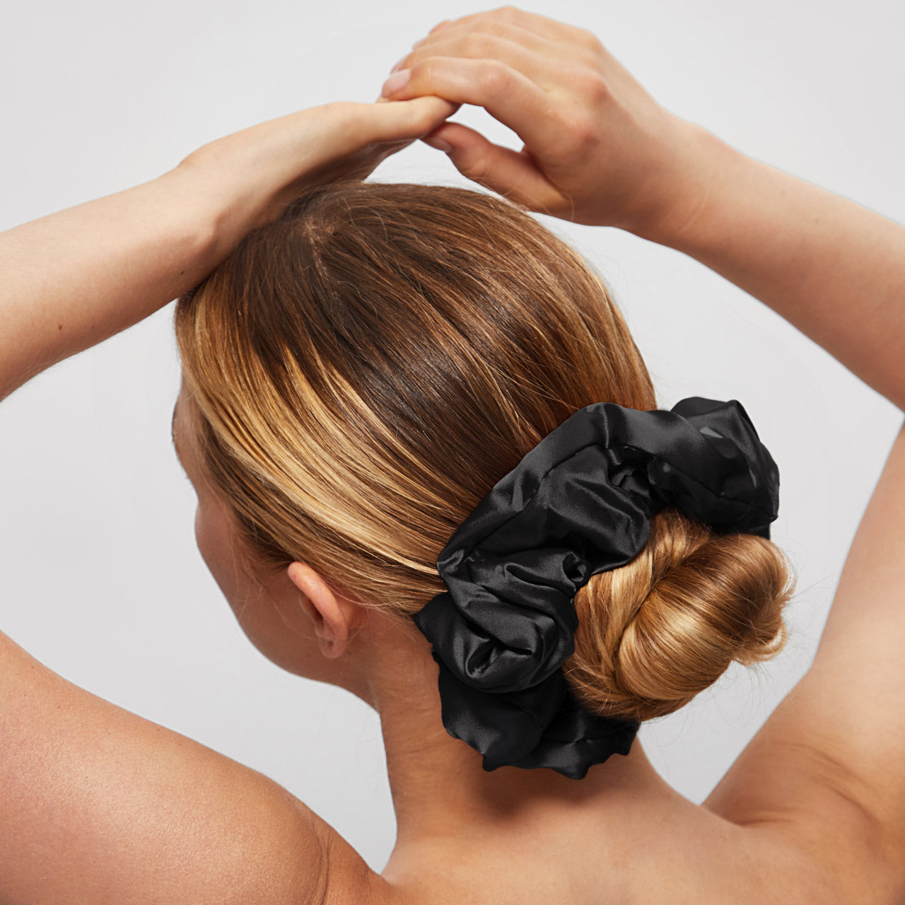 507750-PillowScrunchies-Satin-4pc-Set-Sleep-Black-Model-1280x1280px-1.jpg