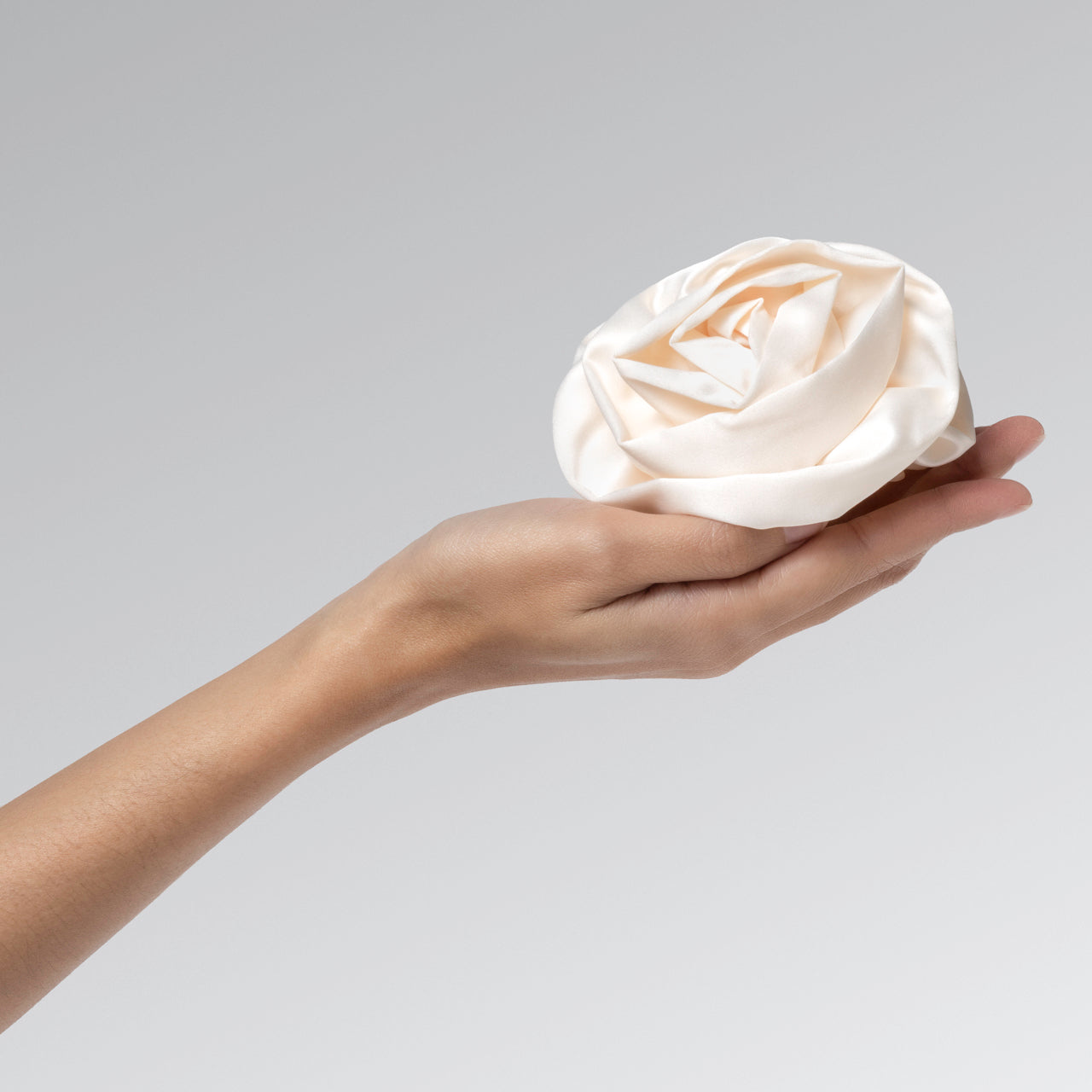 508597-SatinRosetteMediumFlatCloudClip-TrendHairAccesories-Cream-Model-1280x1280px-1.jpg