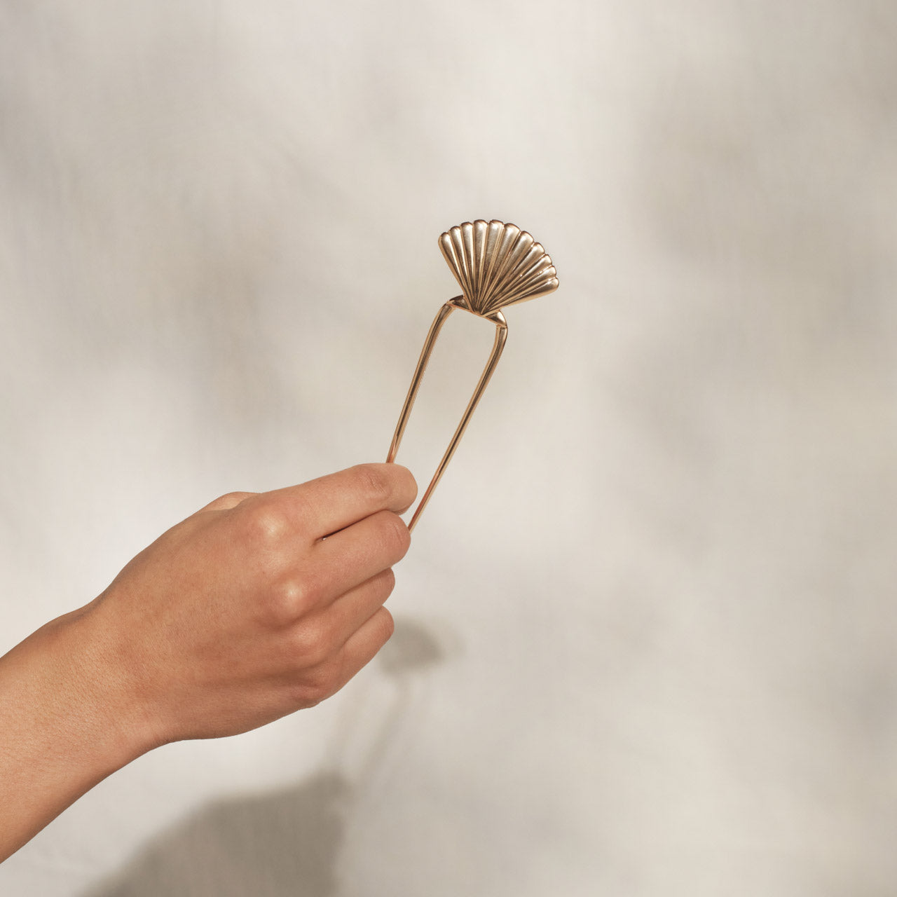 509303-CoastalCottage-MetalClamShell-FrenchHairPin-Gold-Model-1280x1280px-1.jpg