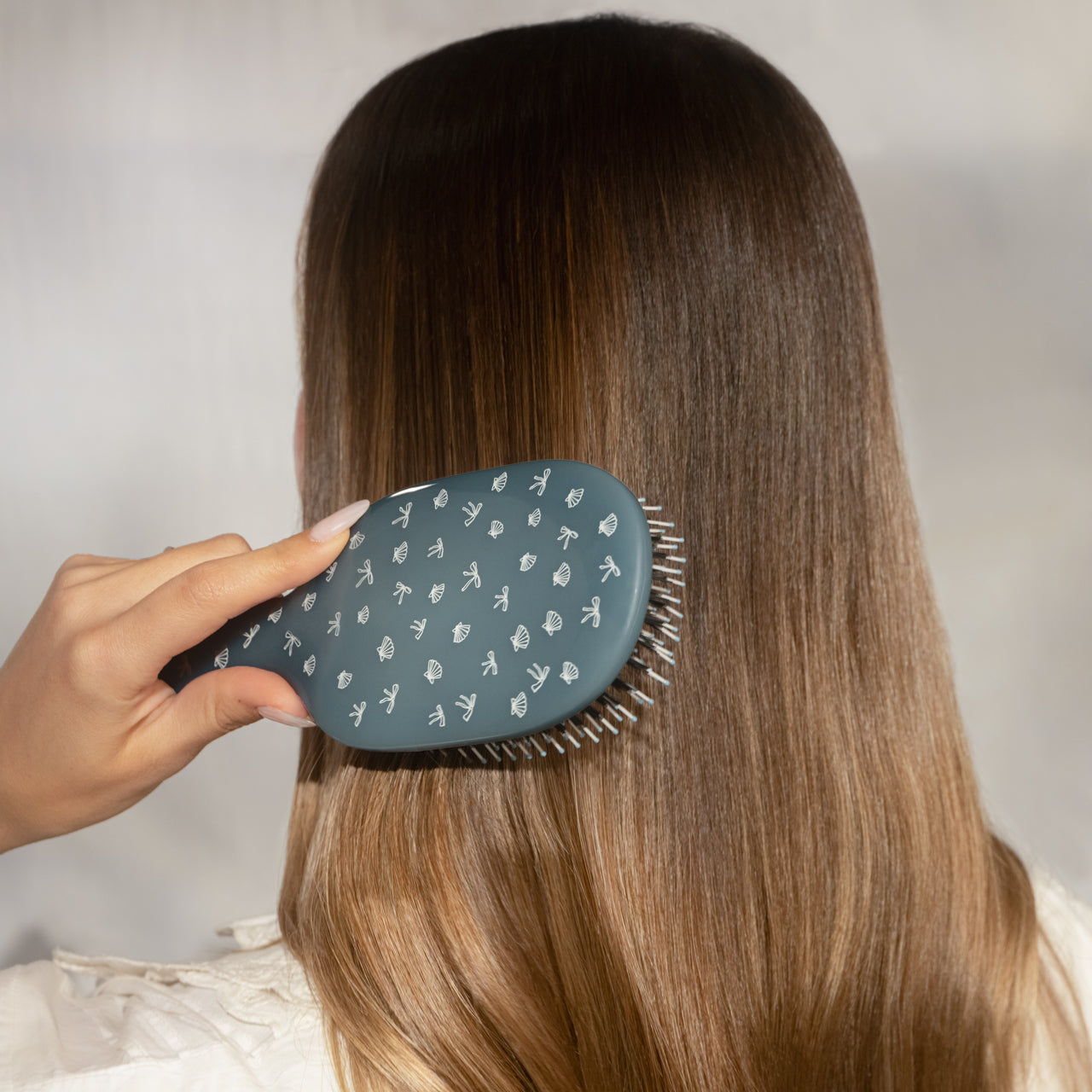 509501-CoastalCottage-Smooth_PolishBrush-CoastalBlue-Model-5-1280x1280px-1.jpg