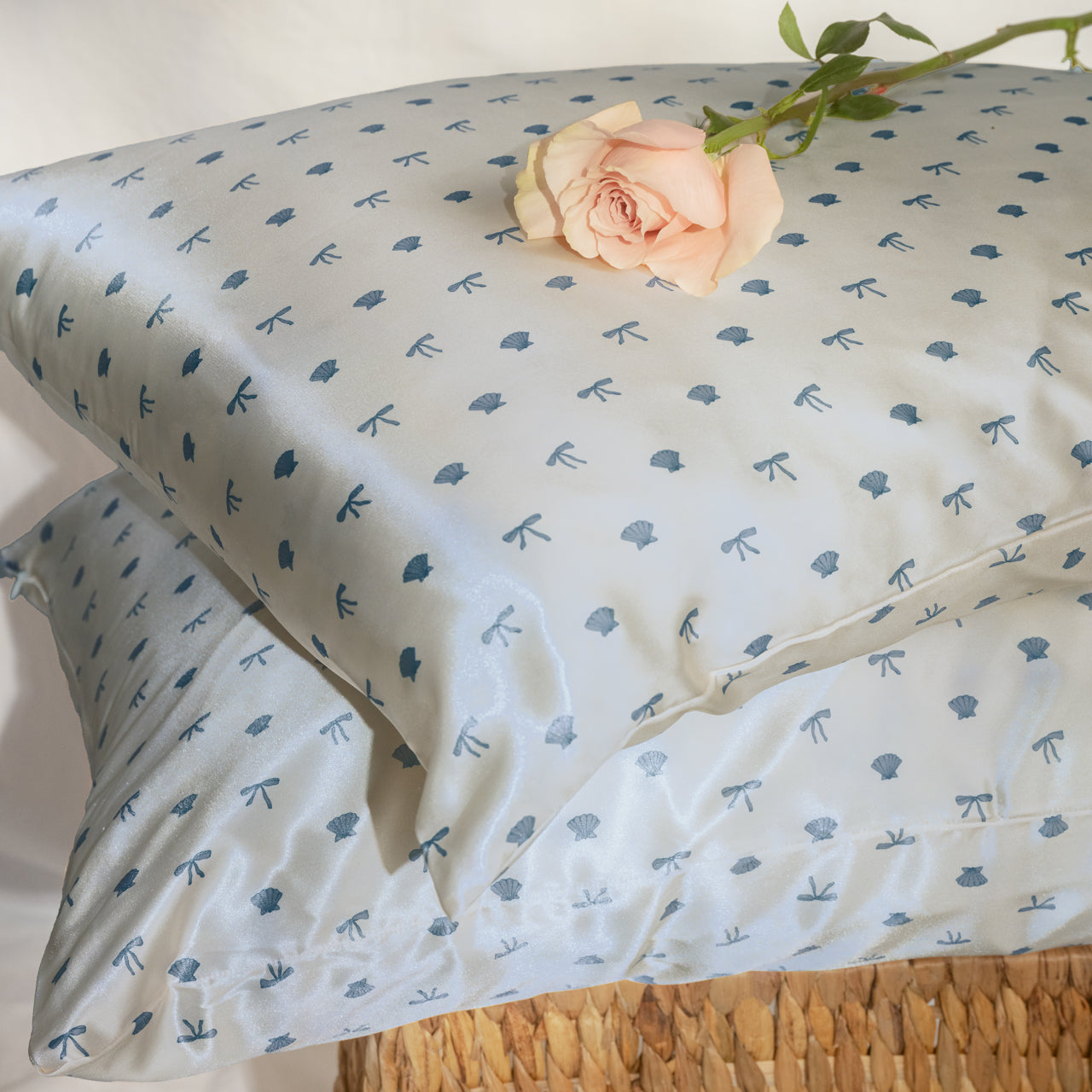 509525-CoastalCottage-StandardSatinPillowcase-PearlizedCream_CoastalBlue-Model-3-1280x1280px-1.jpg