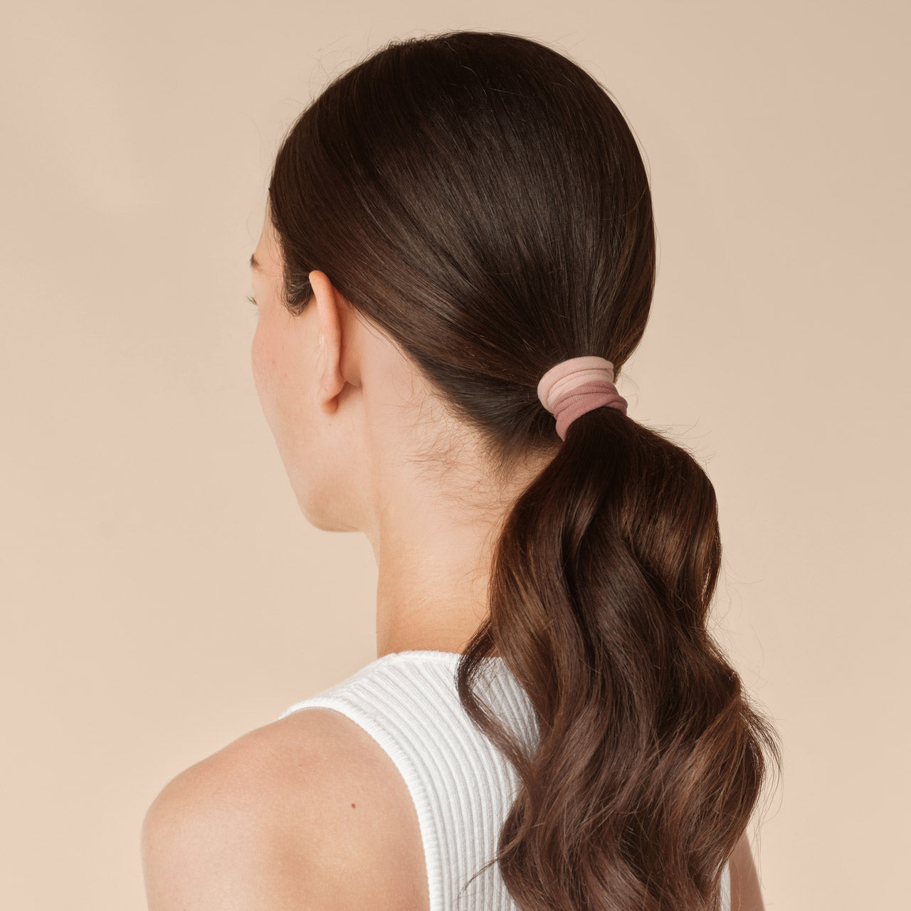 509624-RecycledFabric-SeamlessHairElastics-12pc-Hair-Rosewood-Model-2-1280x1280px-1.jpg