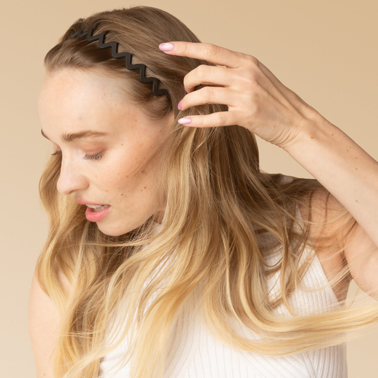 60145-RecycledPlastic-ZigZagHeadband-2pc-Hair-Black_Tort-Model-2-1280x1280px-1.jpg