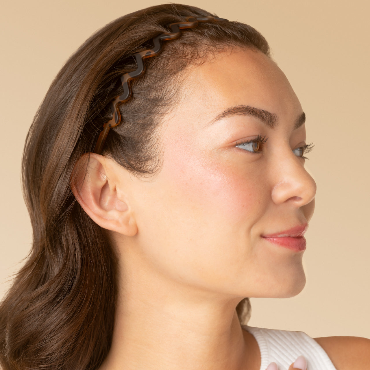 60145-RecycledPlastic-ZigZagHeadband-2pc-Hair-Black_Tort-Model-3-1280x1280px-1.jpg