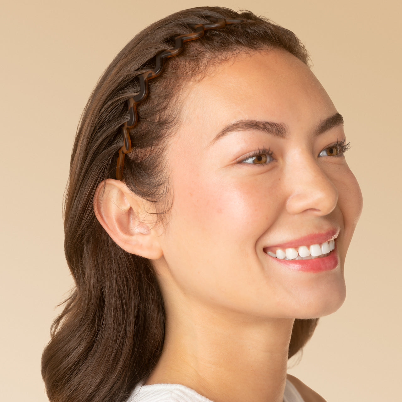 60145-RecycledPlastic-ZigZagHeadband-2pc-Hair-Black_Tort-Model-5-1280x1280px-1.jpg