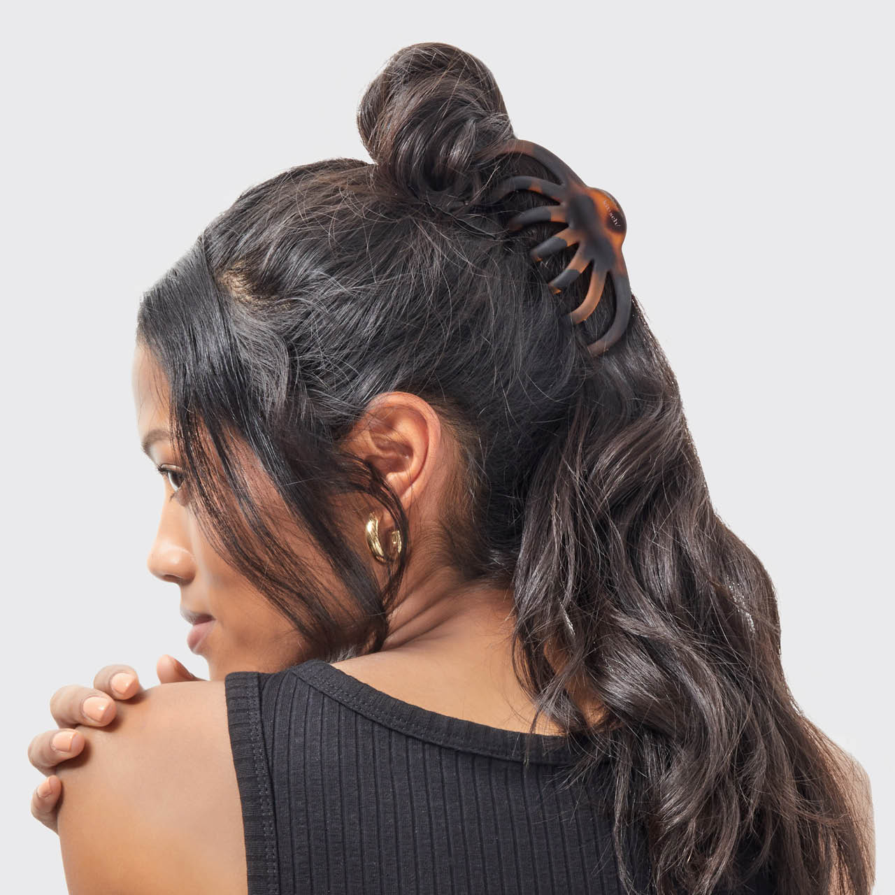 60237-RecycledPlasticOctopusClawClip-Model-Hair-Black_Tort-2-1280x1280px-1.jpg