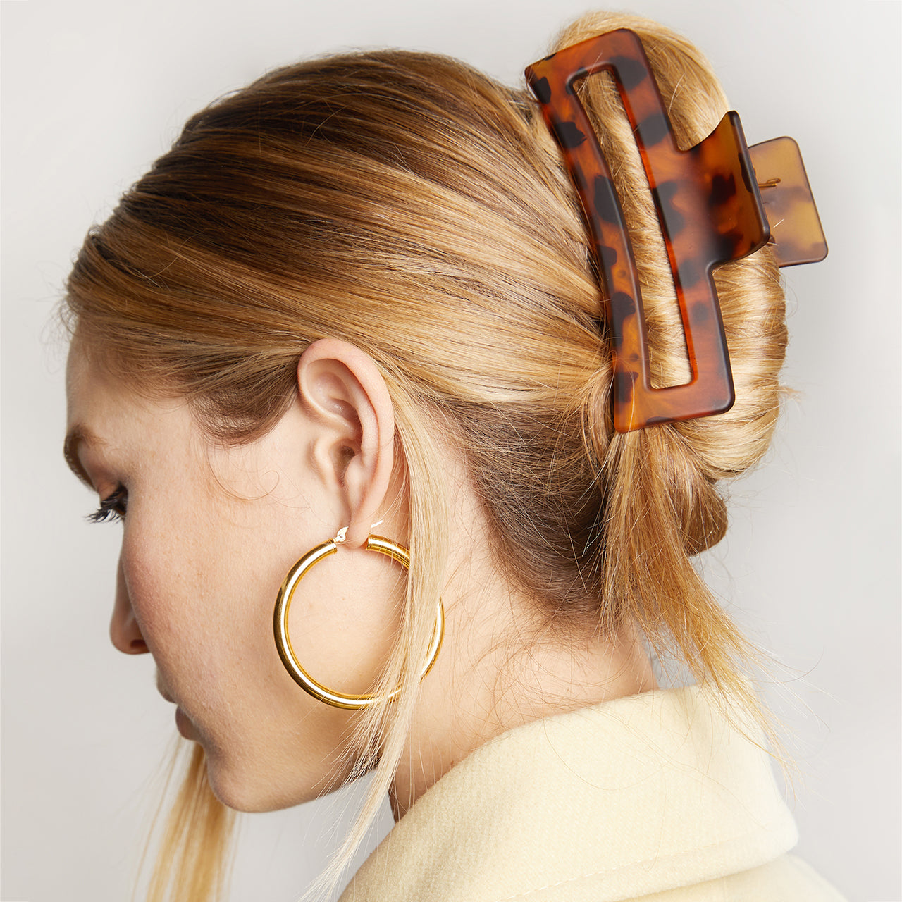 60572-RecycledPlastic-OpenShape-AssortedClawClip-3pc-Model-Hair-Black_Tort-2-1280x1280px-1.jpg