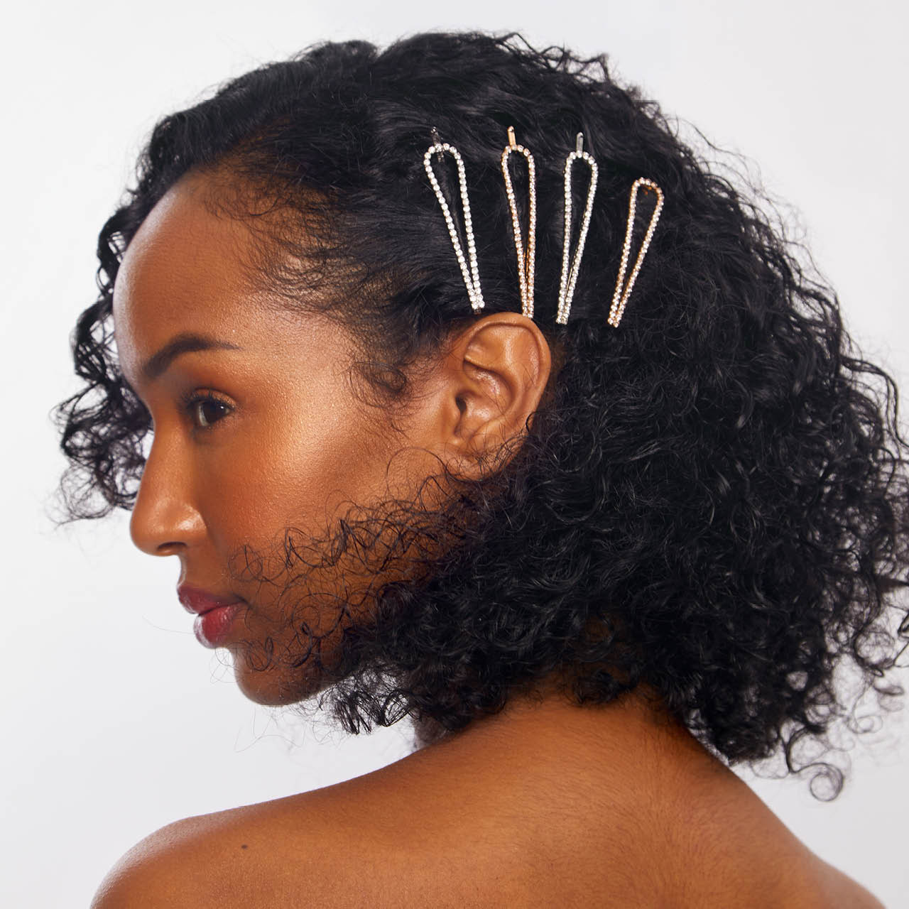 63009-MetalRhinestoneDropBobbyPins-4pc-Model-Hair-Gold_Silver-1280x1280px-1.jpg