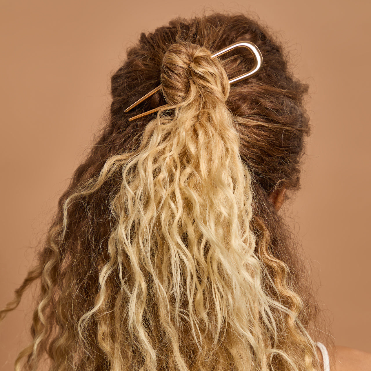 64266-MetalFrenchHairPin-1pc-CreativeProductShoot-Model-Hair-Gold-2-1280x1280px-1.jpg