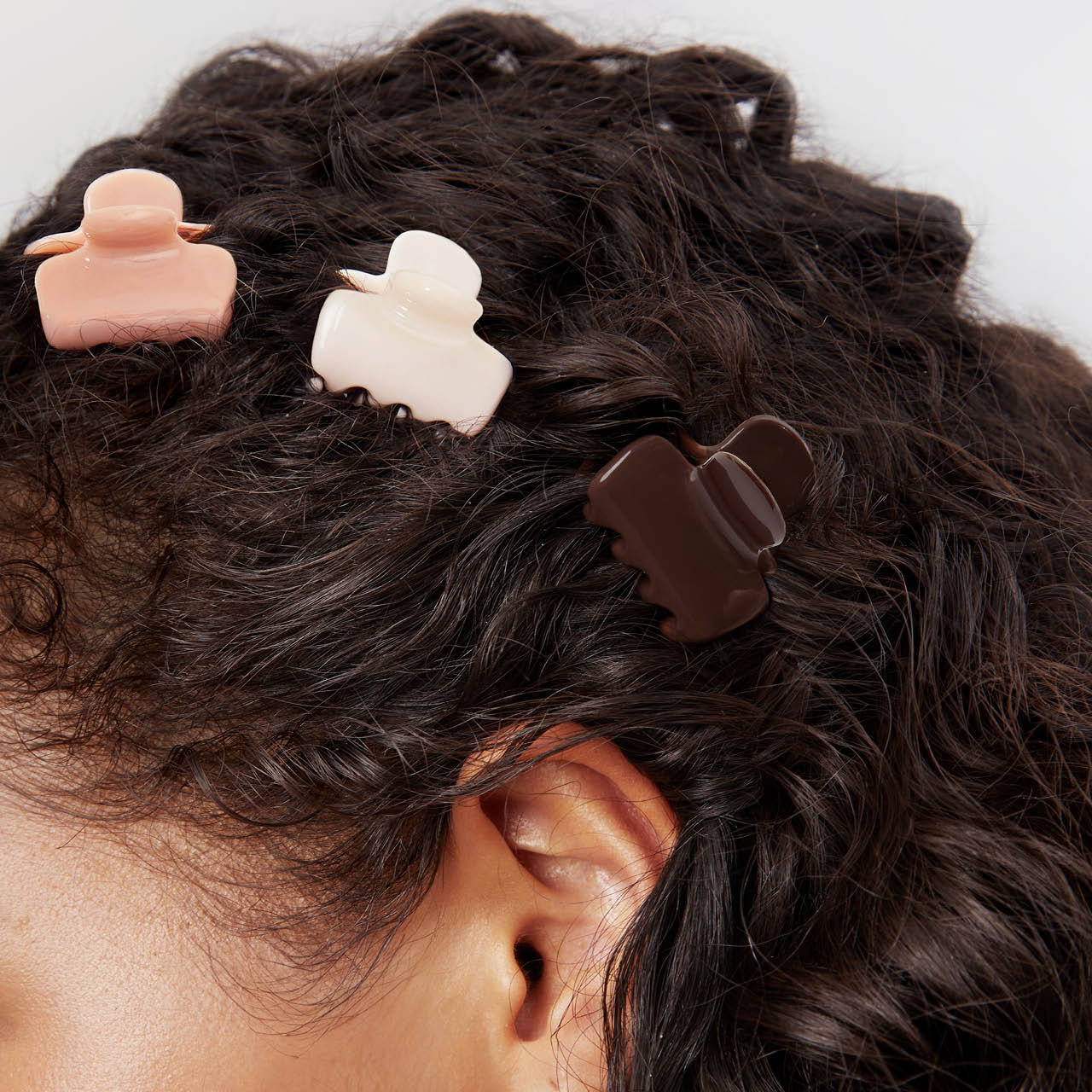 64273-RecycledPlastic-MiniPuffyClawClips-8pc-Model-Hair-Rosewood-2-1280x1280px-1.jpg