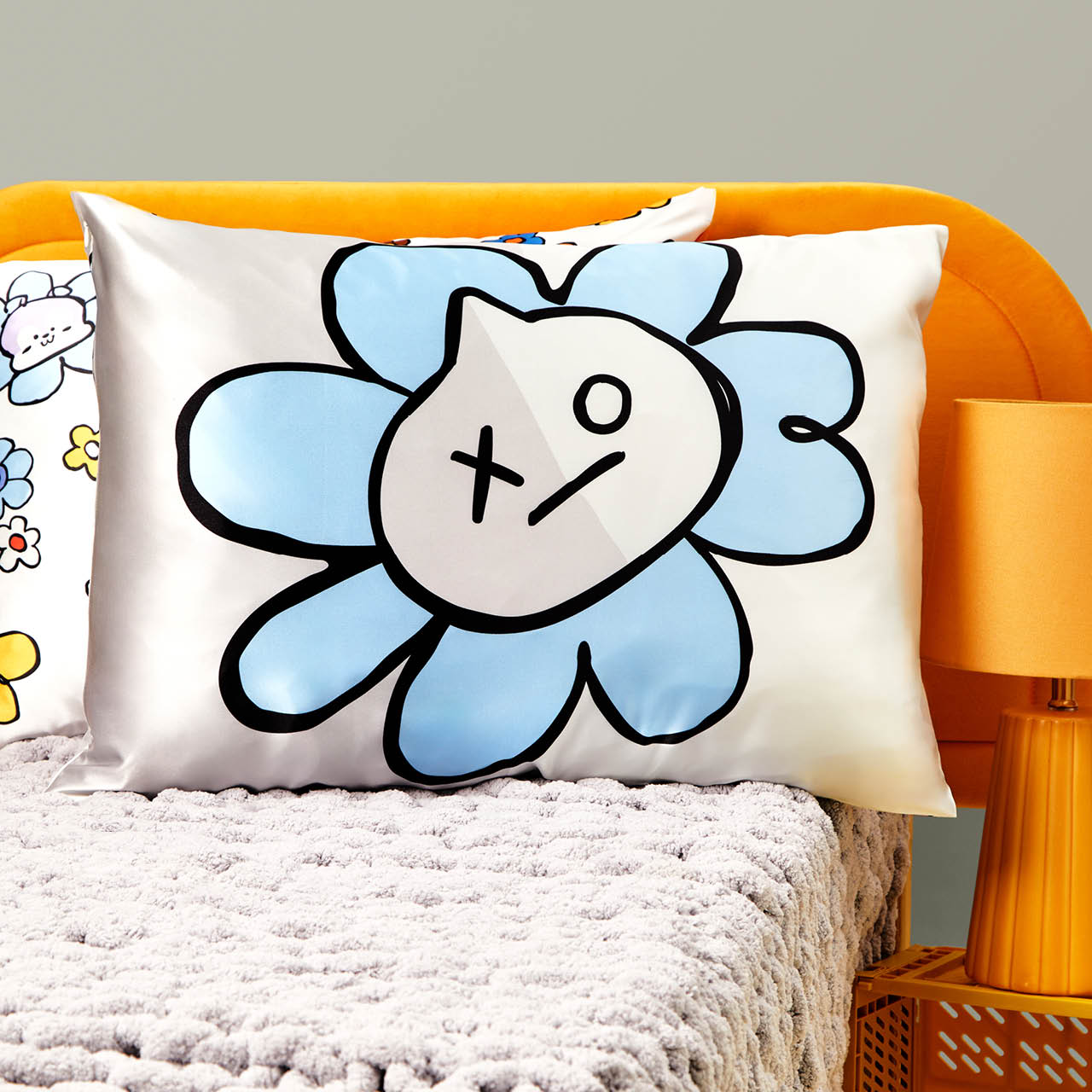 65515-BT21xKitsch-CreativeProductShoot-SatinPillowcase-Van-1280x1280px-1.jpg