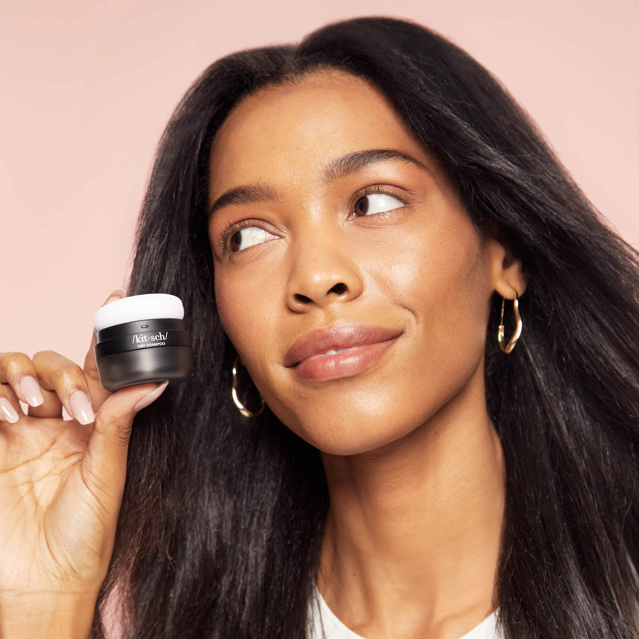 65737-VolumizingRiceProteinDryShampoo-Model-HairCare-DarkTintedPowder-1280x1280px-1.jpg