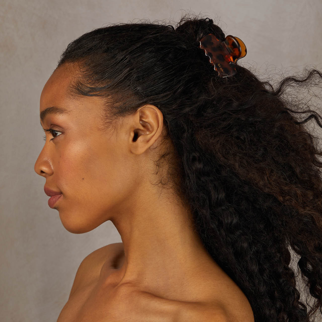 66222-RecycledPlasticMediumPuffyClawClips-2pc-Model-Hair-Black_Tort-2-1280x1280px-1.jpg