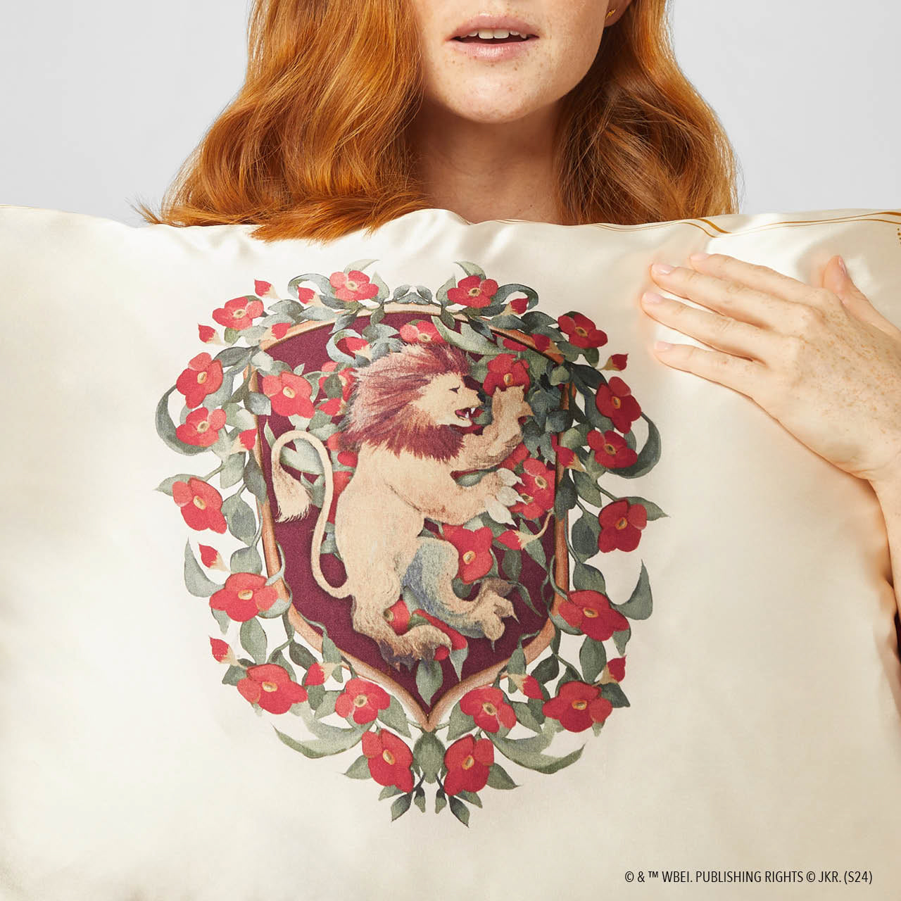 66611-66659-HarryPotterxKitsch-SatinPillowcase-Gryffindor-Model-1280x1280px-1.jpg