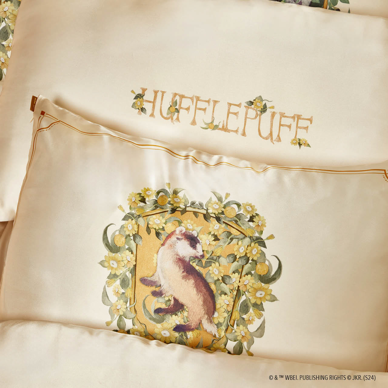 66628-66666-HarryPotterxKitsch-CreativeProductShoot-SatinPillowcase-Hufflepuff-1280x1280px-1.jpg