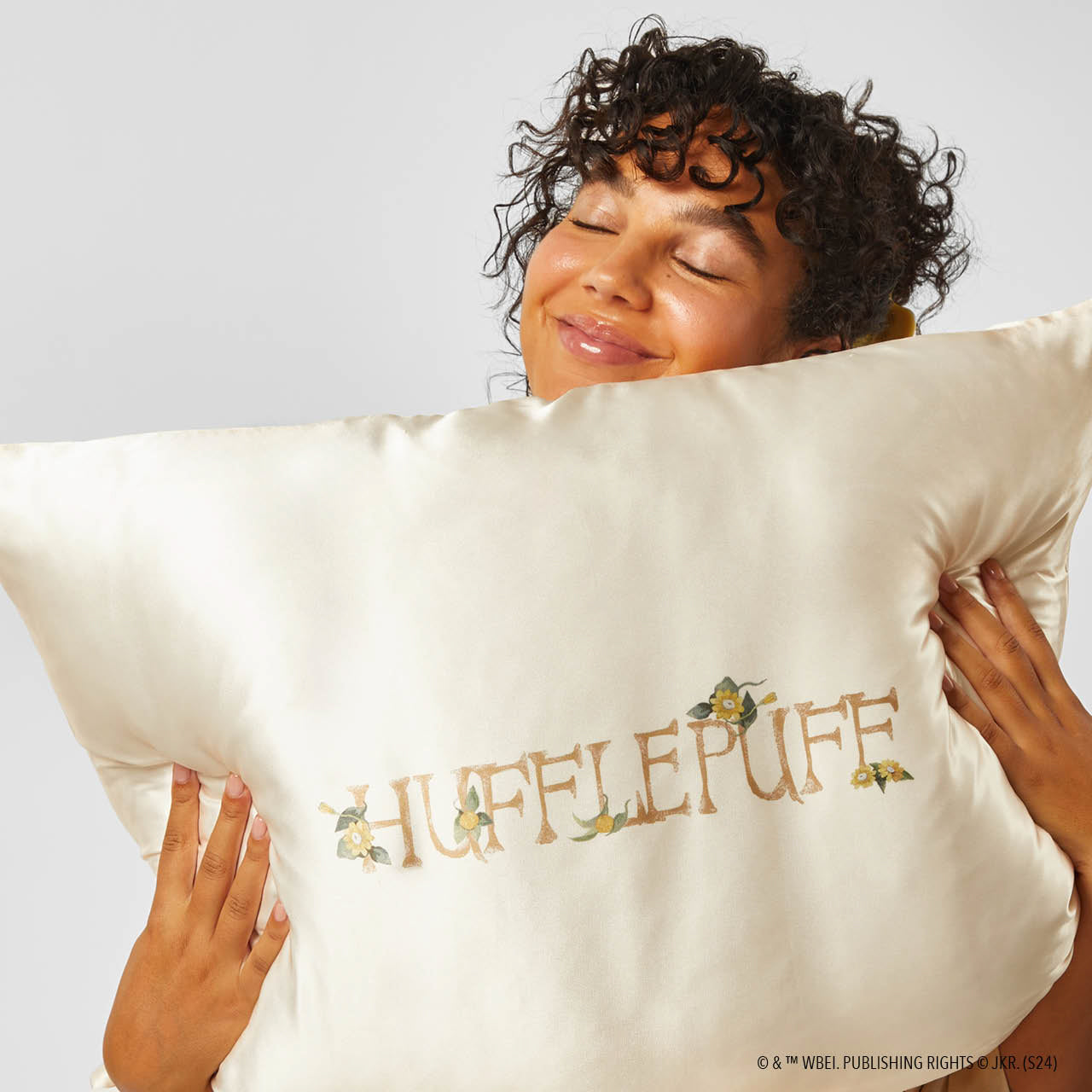 66628-66666-HarryPotterxKitsch-SatinPillowcase-Hufflepuff-Model-2-1280x1280px-1.jpg