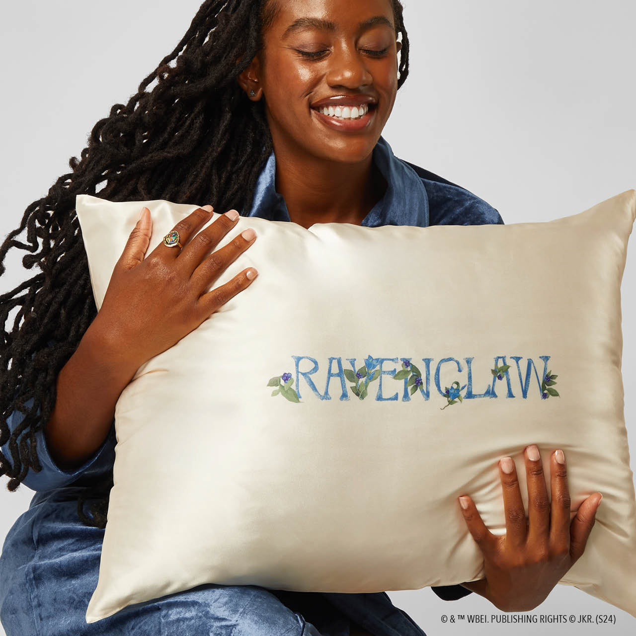 66635-66673-HarryPotterxKitsch-SatinPillowcase-Ravenclaw-Model-3-1280x1280px-1.jpg