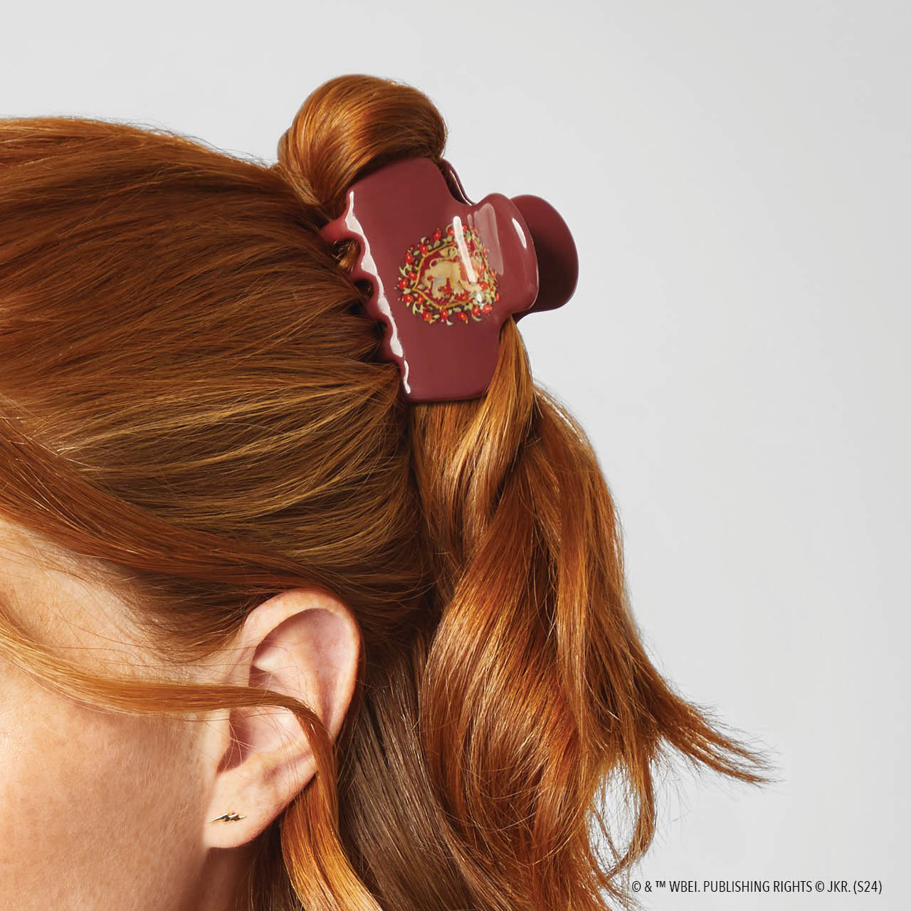 66697-HarryPotterxKitsch-RecycledPlasticClawClip-1pc-Gryffindor-Model-2-1280x1280px-1.jpg