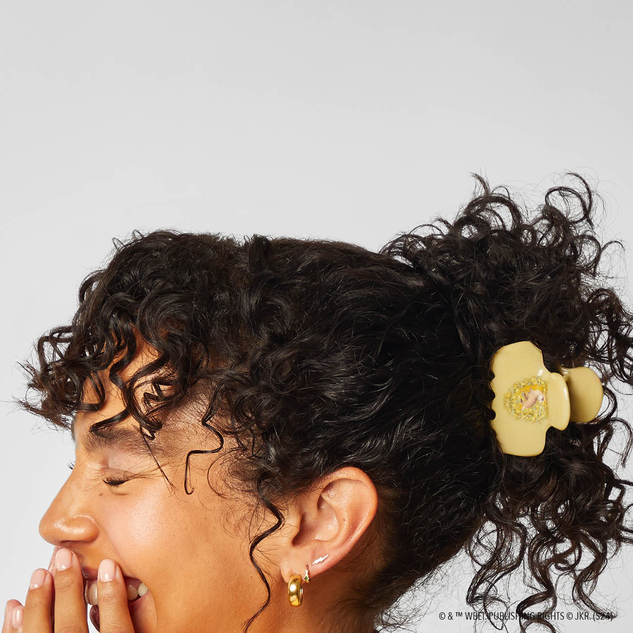 66703-HarryPotterxKitsch-RecycledPlasticClawClip-1pc-Hufflepuff-Model-2-1280x1280px-1.jpg