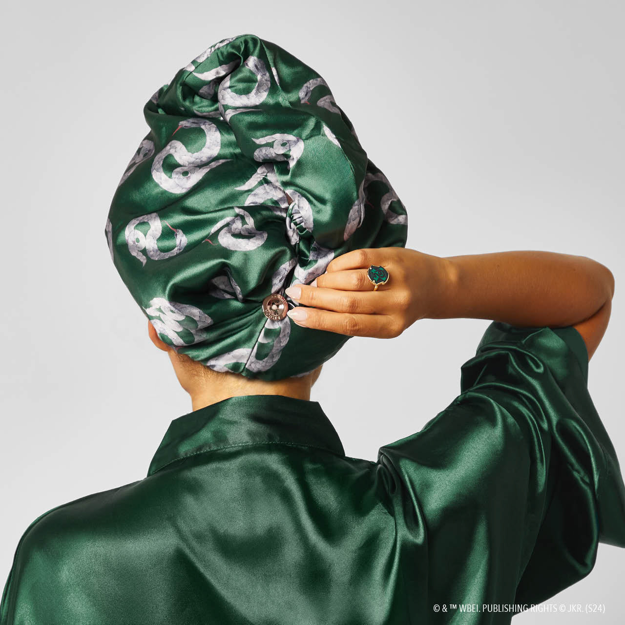 66741-HarryPotterxKitsch-SatinWrappedHairTowel-Slytherin-Model-4-1280x1280px-1.jpg