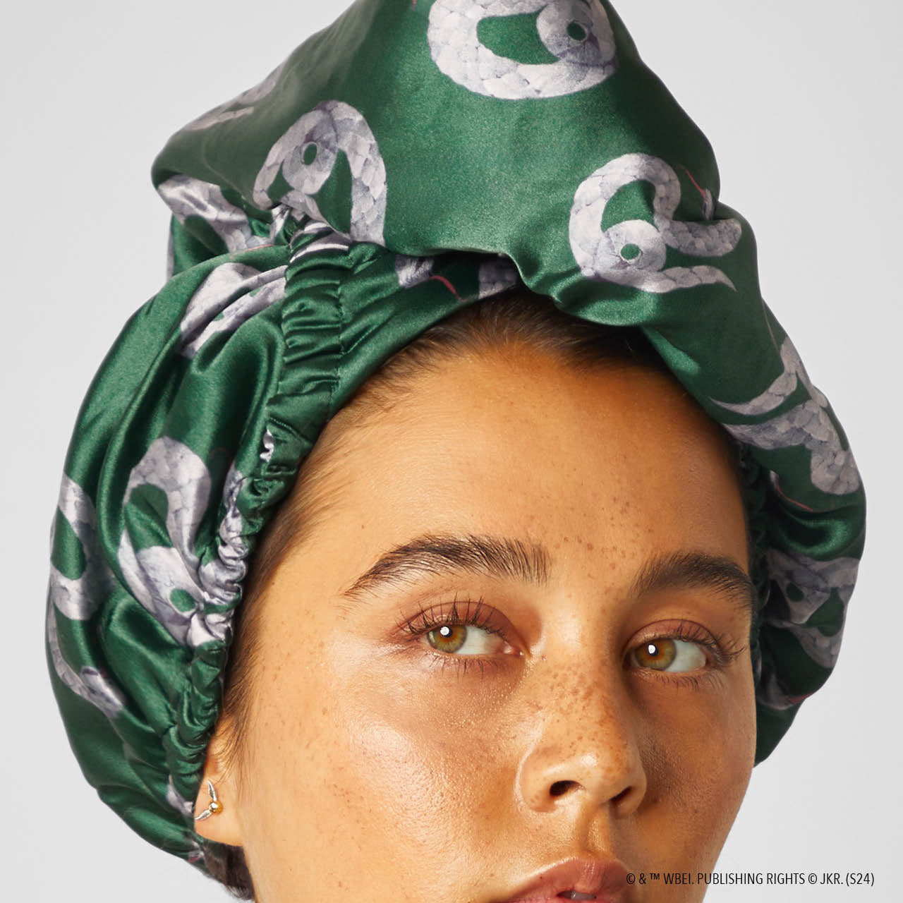 66741-HarryPotterxKitsch-SatinWrappedHairTowel-Slytherin-Model-9-1280x1280px-1.jpg