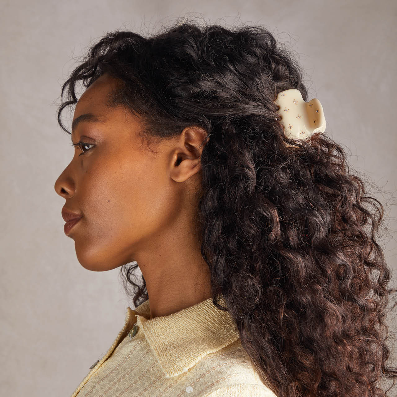 67205-RecycledPlasticRhinestoneMediumPuffyClawClip-1pc-Model-Hair-Ivory-1280x1280px-1.jpg