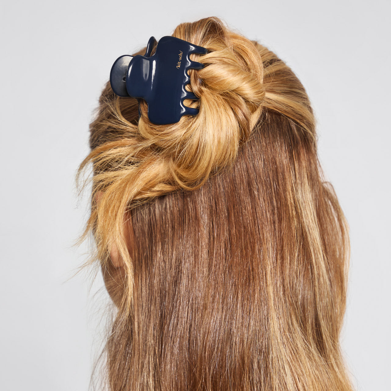 68875-RecycledPlastic-MediumCloudClawClip-1pc-Hair-BlueOrchid-Model-1280x1280px-1.jpg