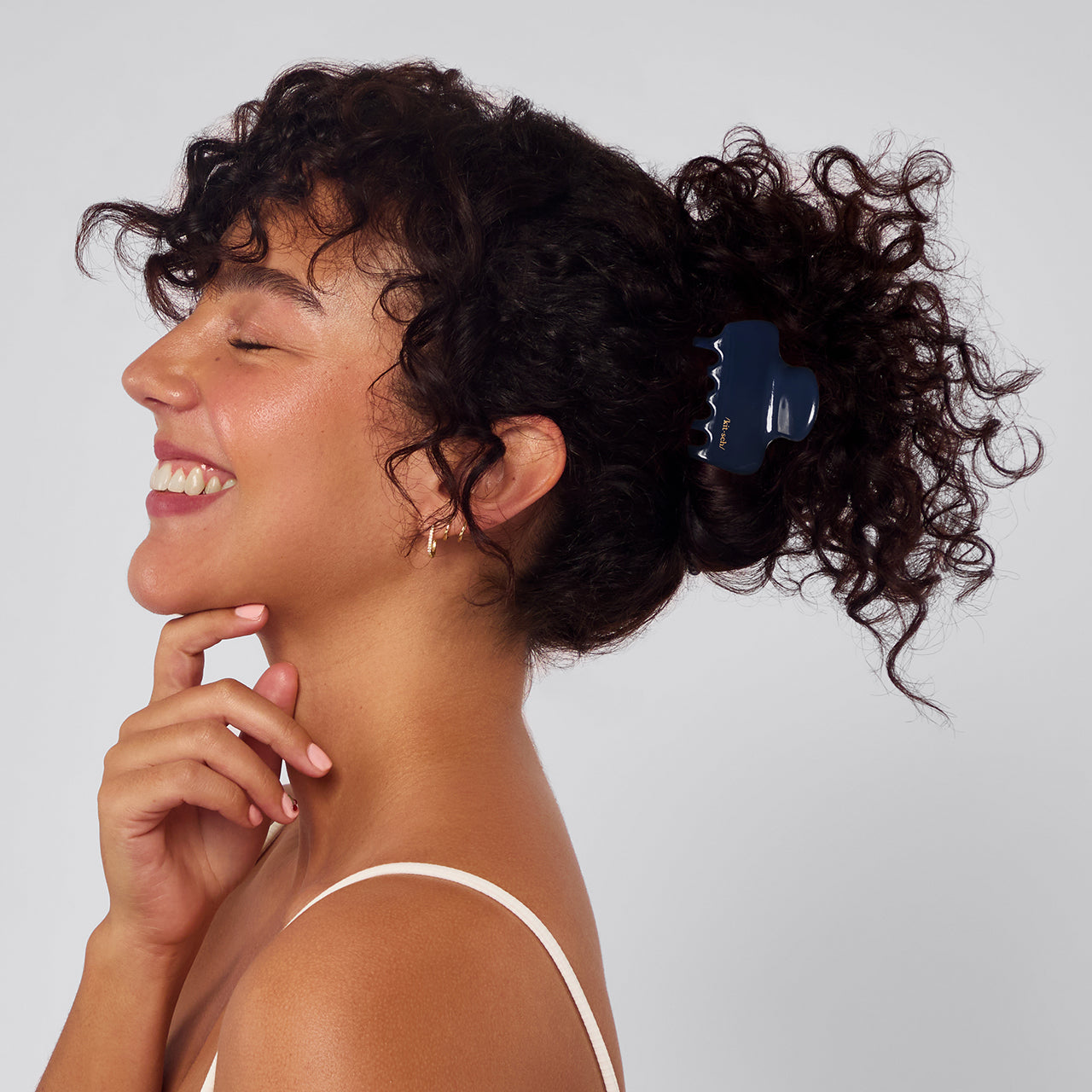 68875-RecycledPlastic-MediumCloudClawClip-1pc-Hair-BlueOrchid-Model-3-1280x1280px-1.jpg
