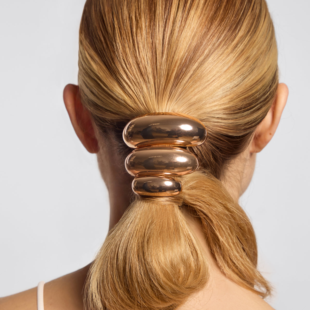 68943-69322-69377-MetalCloudCuff-Gold-Hair-Model-1280x1280px_dc5865f6-0574-4d91-a5fe-efe3663e4b16-1.jpg