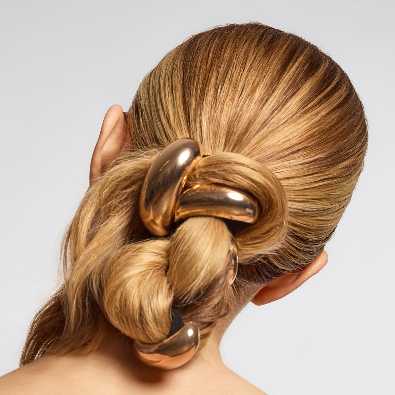 68943-69322-69377-MetalCloudCuff-Gold-Hair-Model-2-1280x1280px_97ff40ab-f62a-4b10-8097-470b7a6fd7ed-1.jpg