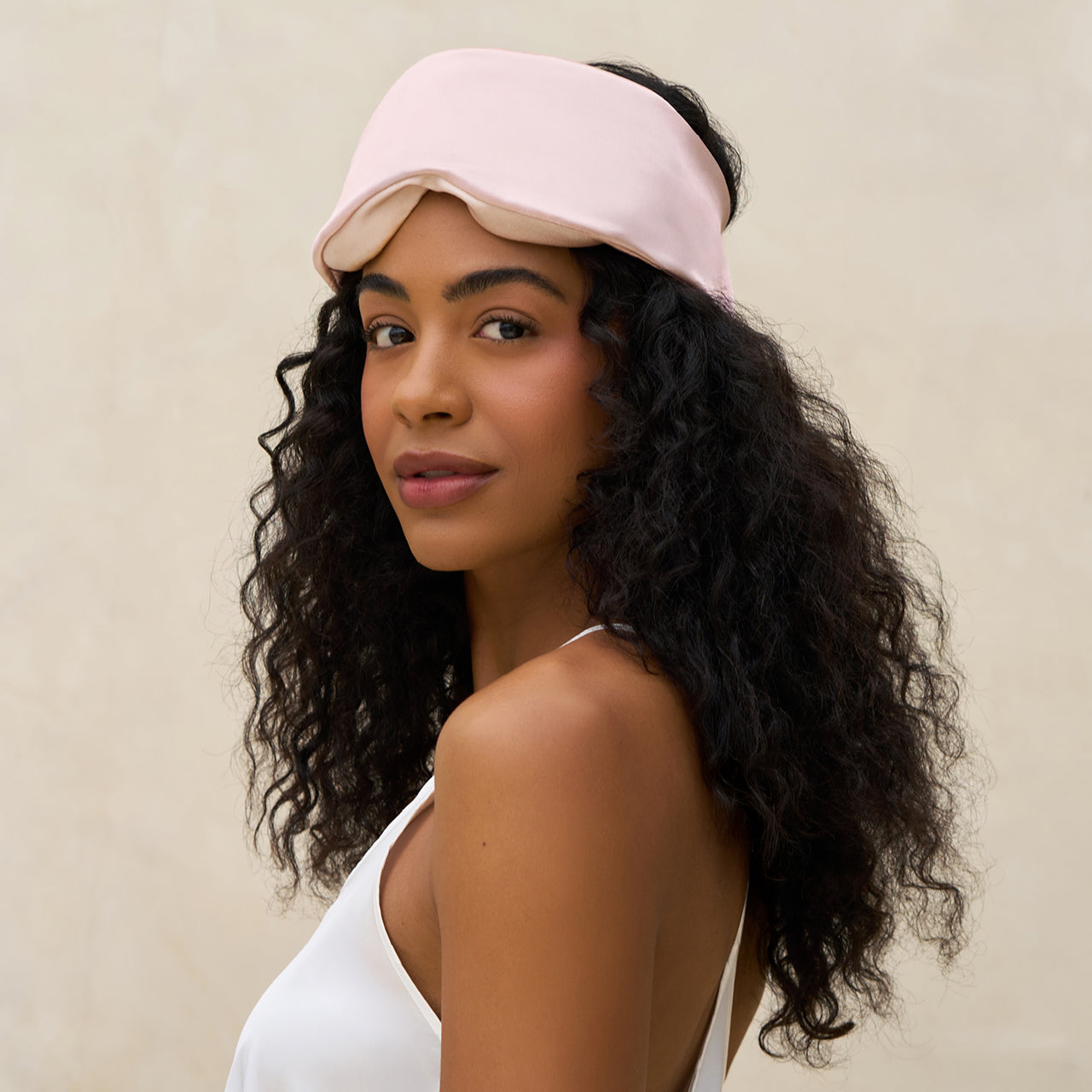 69124-ContourPillowEyeMask-Blush-Sleep-Model-1280x1280px-1.jpg