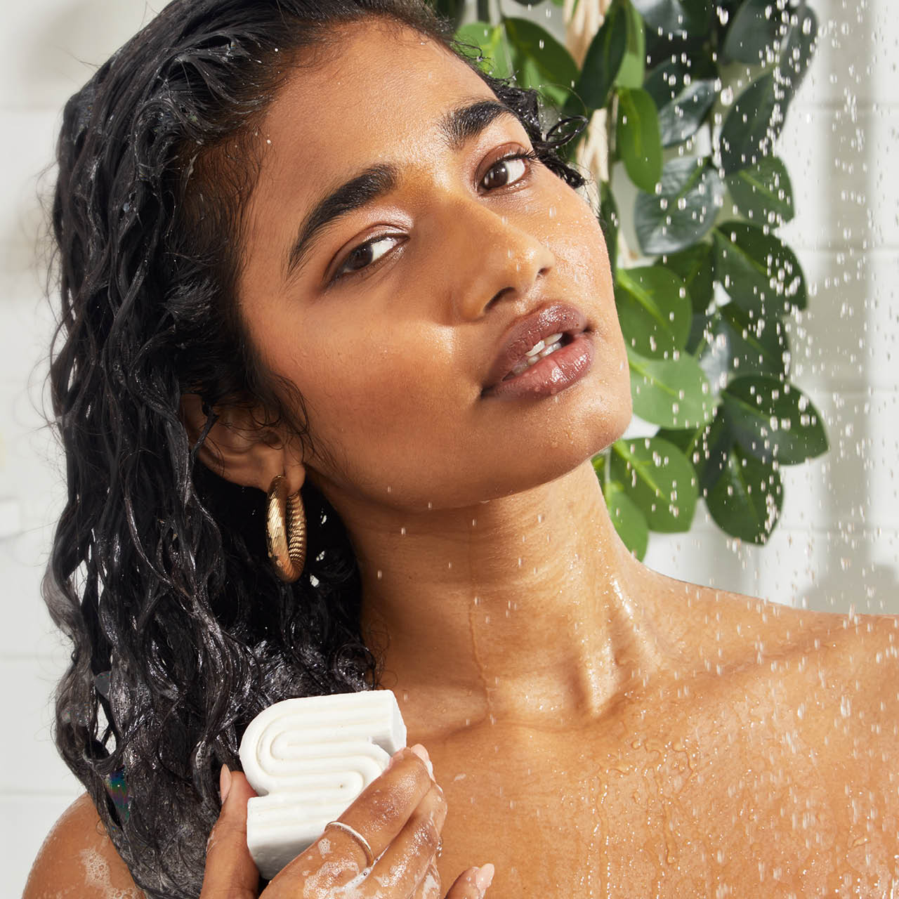 9432-UltraSensitiveSolidShampoo_BodyWashBar-Model-BottleFreeBeauty-2-1280x1280px-2.jpg